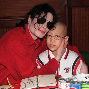 Michael Jackson visits cancer patient Lim Jae-Heonon at Bennigan's restaurant in Seoul, South Korea, June 23, 1999