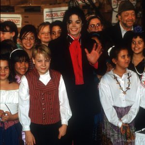 Michael Jackson stands with children at John F. Kennedy International Airport in New York, NY, in November 1992. A lifesaving cargo of 93,000 pounds of medical supplies, blankets, clothing and shoes valued at Michael Jackson’s Heal The World Foundation Donates Supplies To Sarajevo 1992.1 million left for war-torn Sarajevo as a gift from Jackson’s Heal the World Foundation.